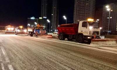 В Киеве более 300 автомобилей спецтехники очищали дороги от снега