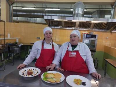 Повара усинской и сыктывкарской школ приготовили жаркое из оленины и «розовое» пюре на кулинарном поединке в Москве