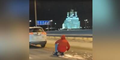 Видео: житель Воронежа катался на прицепленном к машине снегокате со скоростью 90 км/ч