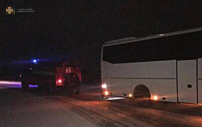 На Львовщине автобус с пассажирами попал в "снежный плен"