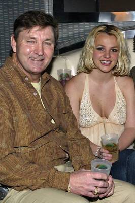 Отец Бритни Спирс требует от дочери больше денег