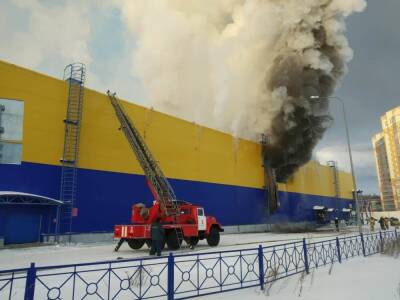 Крупный торговый центр загорелся в Томске