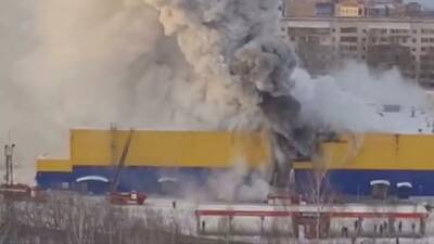 Число эвакуированных в результате пожара в ТЦ «Лента» в Томске возросло до 200