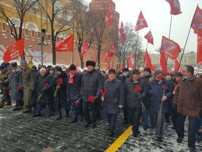 Коммунисты провели акцию у стен Кремля в день рождения Сталина. Акции в Москве запрещены