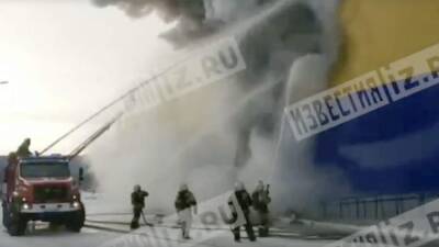 Крыша обрушилась в горящем гипермаркете в Томске