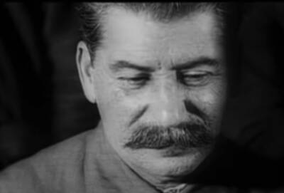 «Неправильный мундир», изношенные ботинки и длинные сапоги: учимся одеваться как Иосиф Сталин