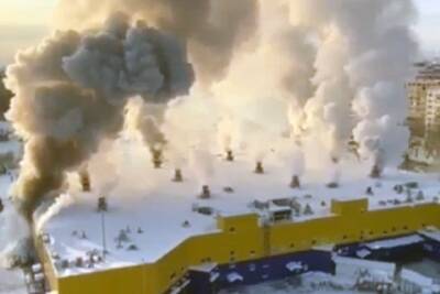 Около 200 человек эвакуировали из горящей «Ленты» в Томске