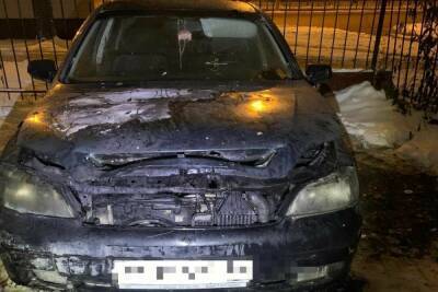 Пожар разгорелся под капотом машины в Казани