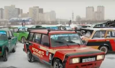 В Тюмени на Алебашевском озере проводится соревнования по дрифту, участвует 40 машин
