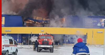 Площадь пожара в ТЦ "Лента" в Томске достигла 5 тысяч кв. метров