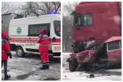 Авто в хлам, люди лежат на земле: кадры трагического ДТП на трассе Николаев-Одесса