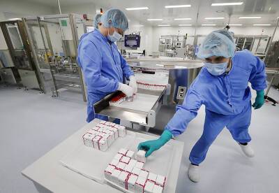 Более 300 млн комплектов вакцин от COVID-19 выпустили в России за год