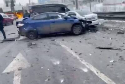 На пересечении Кутузовского проспекта и ТТК в Москве произошла авария с участием 20 автомобилей
