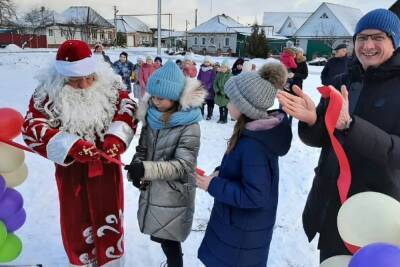 Дед Мороз и Снегурочка открыли детскую площадку в Белгородской области