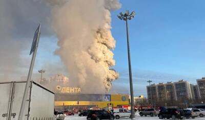 В горящем в Томске супермаркете «Лента» взорвались газовые баллоны и пиротехника