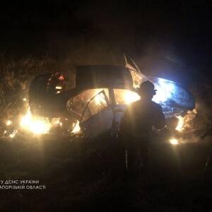 На автодороге Харьков-Симферополь после ДТП загорелся автомобиль. Фото