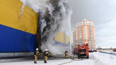 Причиной крупного пожара в томском гипермаркете называют поджог