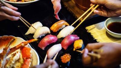 Гастроэнтеролог Барташевич предупредила об опасности суши и роллов для фигуры