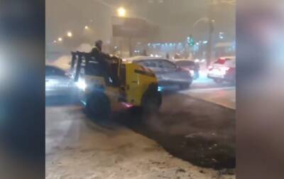 В Киеве во время снегопада укладывали асфальт