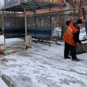 В Запорожье коммунальщики посыпают дороги и тротуары антигололедной смесью