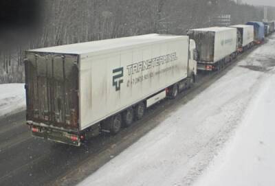 В Челябинской области из-за снегопада закрыли аэропорт, а на трассе М-5 образовались пробки