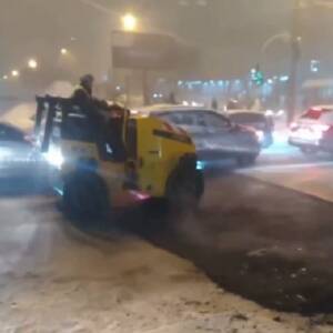 В Киеве укладывали асфальт во время снегопада