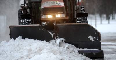 На дорогах снег и обледенение, в Риге работают все доступные единицы техники