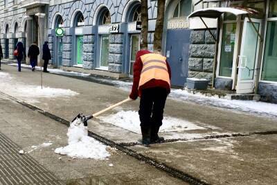 Зампред Саратовского правительства получил замечание за неочищенные ото льда тротуары