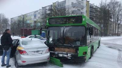 Такси столкнулось с рейсовым автобусом в Барановичах