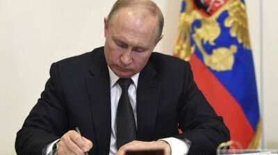 Путин подписал закон, позволяющий губернаторам переизбираться более чем на два срока
