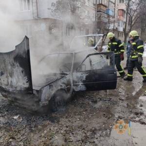 В Шевченковском районе Запорожья сгорел припаркованный автомобиль. Фото