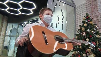 Путин подарил гитару подростку из Подмосковья