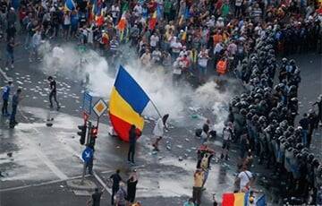 В Румынии ультраправые антивакцинаторы штурмовали парламент