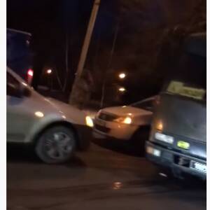 На Правом берегу в Запорожье произошло ДТП при участии военного автобуса. Видео