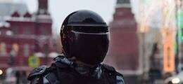 Путин разрешил полиции не представляться и свободно входить в квартиры россиян