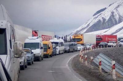 На закрытой из-за непогоды Военно-Грузинской дороге скопилось более 360 большегрузов