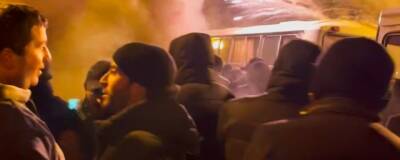 В Абхазии начались столкновения митингующих с правоохранителями у дворца президента