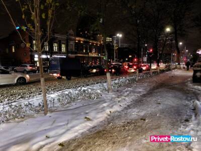 В Ростове мощный снегопад накрыл город вечером 21 декабря и сковал дороги