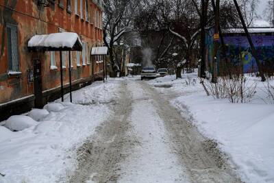 В Новосибирске жителям Октябрьского района пришлось самим чистить улицы от снега