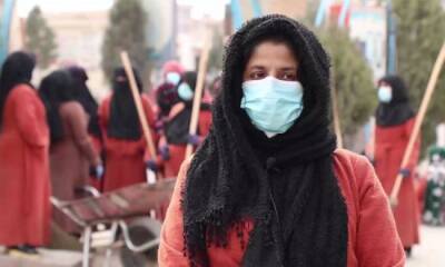 Борьба с безработицей по-афгански: в провинции Балх 200 женщин отправили мести улицы