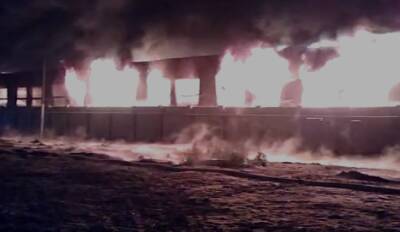 Огромный пожар полыхает в Таганроге на складе с покрышками