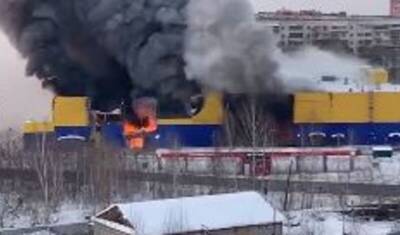 Пожарные ликвидировали открытое горение в горящем гипермаркете в Томске
