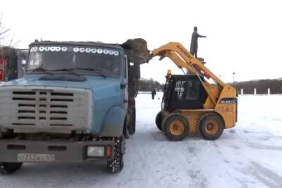 В Смоленске коммунальщики продолжают убирать снег с улиц города
