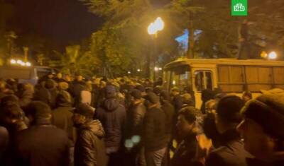 В Абхазии силовики разгоняют митингующих оппозиционеров дымовыми шашками