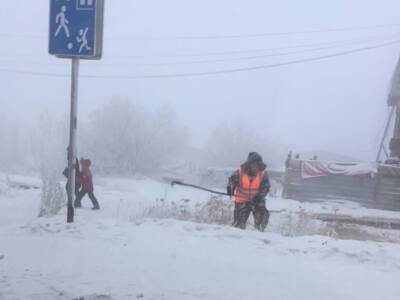 В Якутии коммунальщиков выгнали косить траву в 50-градусный мороз и пургу