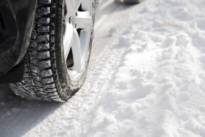 В Крыму автомобиль с туристами застрял в снегу