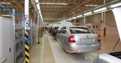 Ожидается дефицит автомобилей: популярный в Украине производитель останавливает конвейеры