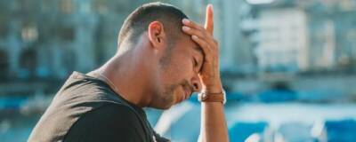 Британский врач Янг: «Омикрон» от простуды отличается наличием головной боли и усталости