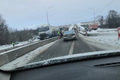 В Курске на объездной ДТП с двумя грузовиками и легковушкой парализовало движение