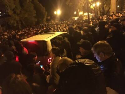 Президент Абхазии и оппозиция говорят уже час — митингующие не расходятся